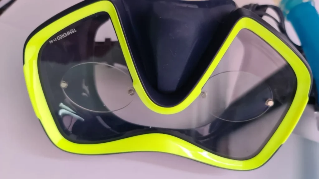 diving goggle with lens insert